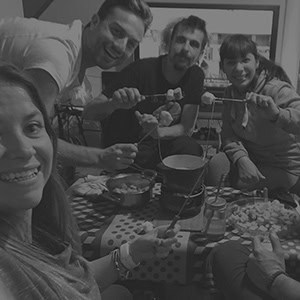 Disfruta de una cena en refugio El Águila con amigos, rodeados de naturaleza y buena comida en un ambiente acogedor.